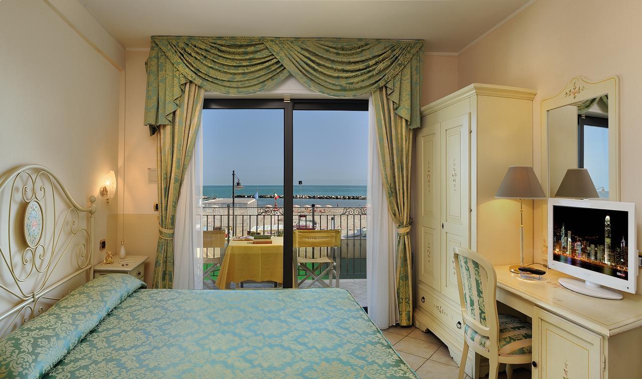 Hotel Bridge بيلاريا-إيجيا مارينا المظهر الخارجي الصورة