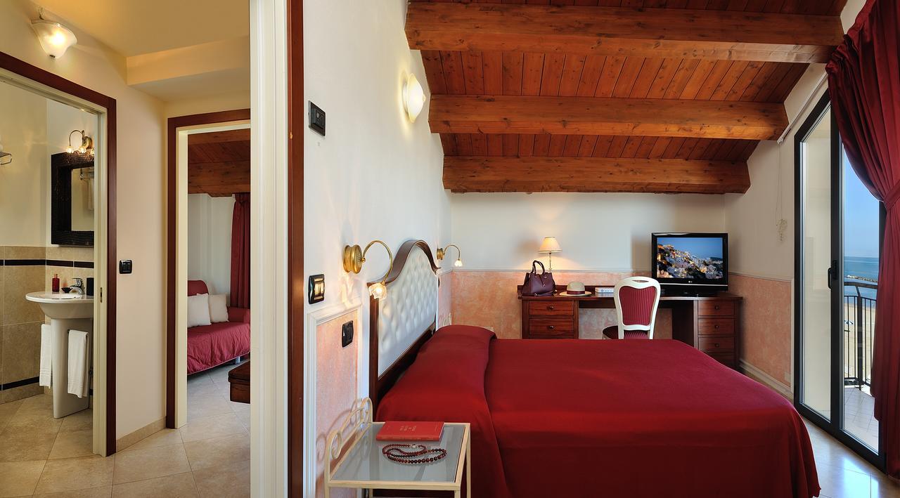 Hotel Bridge بيلاريا-إيجيا مارينا المظهر الخارجي الصورة
