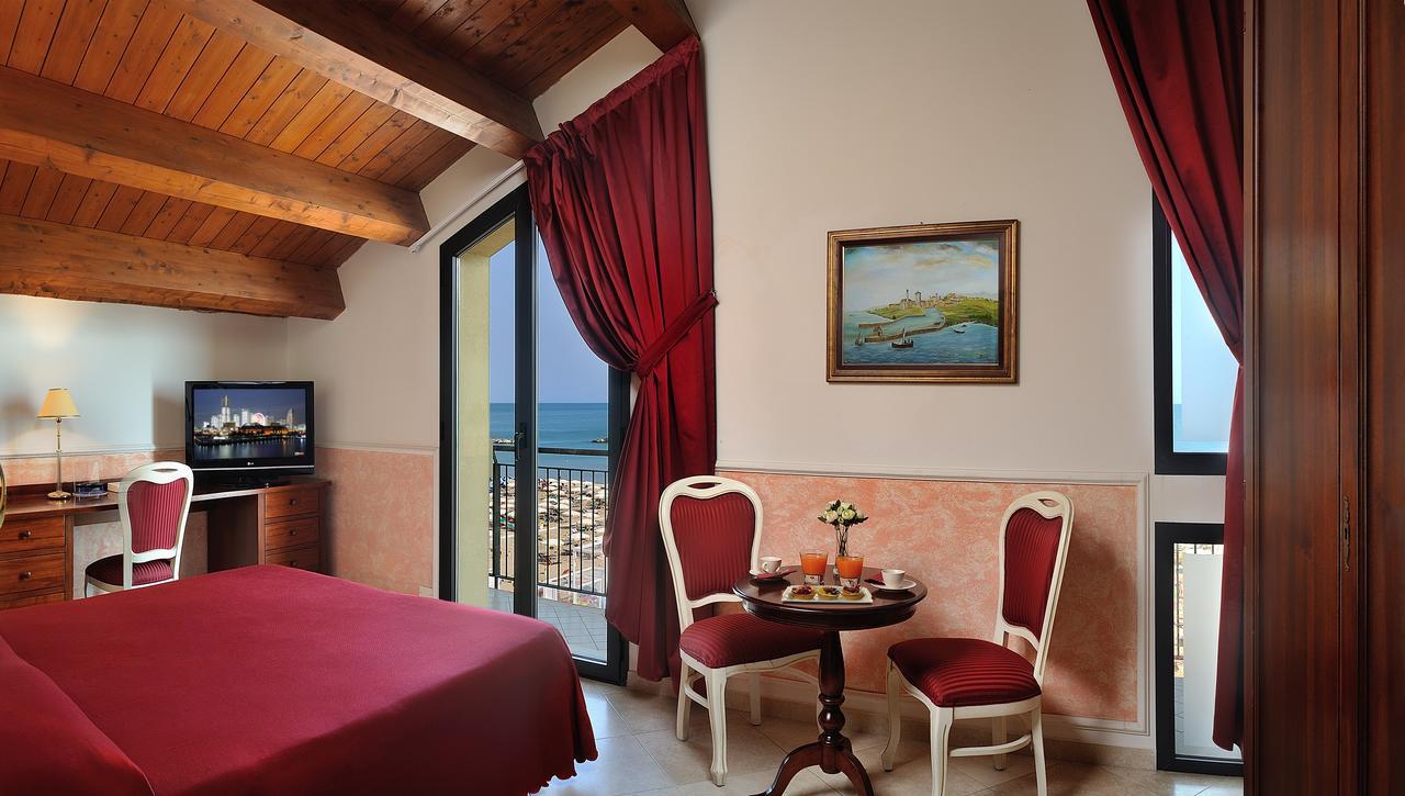 Hotel Bridge بيلاريا-إيجيا مارينا المظهر الخارجي الصورة