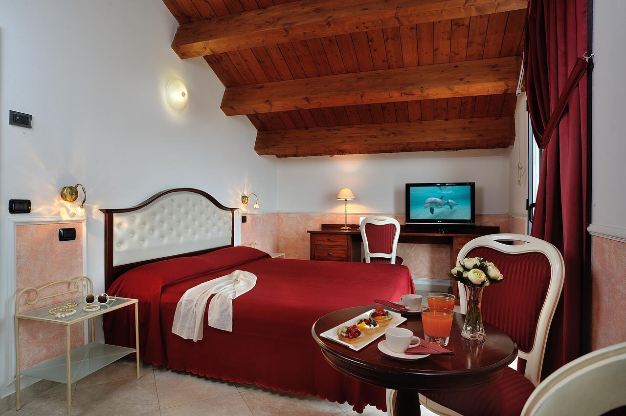 Hotel Bridge بيلاريا-إيجيا مارينا المظهر الخارجي الصورة