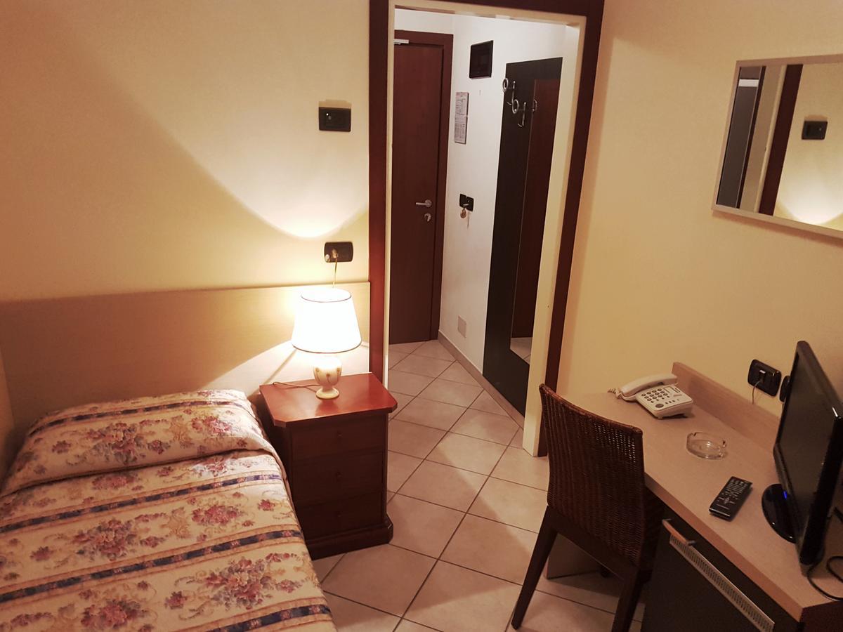 Hotel Bridge بيلاريا-إيجيا مارينا المظهر الخارجي الصورة