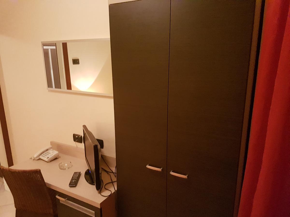 Hotel Bridge بيلاريا-إيجيا مارينا المظهر الخارجي الصورة